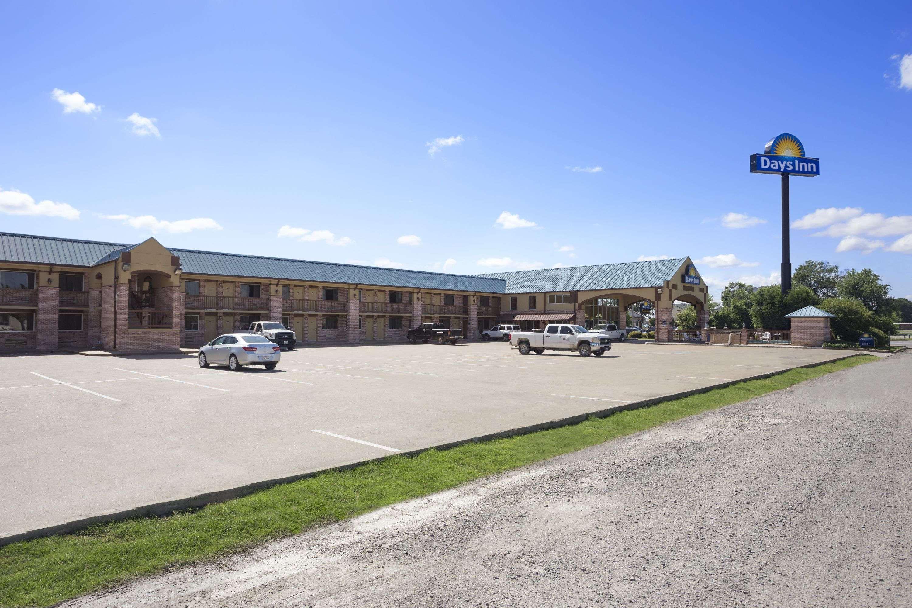 Days Inn By Wyndham Conway Exterior photo